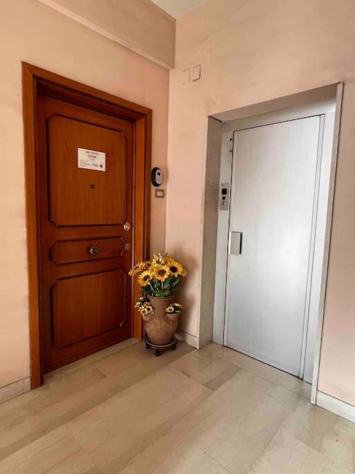 3 Fermate Dal Colosseo - Casa Vacanze Elena - 50 M Da Metro Garbatella โรม ภายนอก รูปภาพ