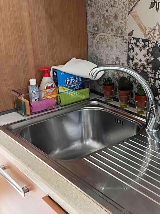 3 Fermate Dal Colosseo - Casa Vacanze Elena - 50 M Da Metro Garbatella โรม ภายนอก รูปภาพ