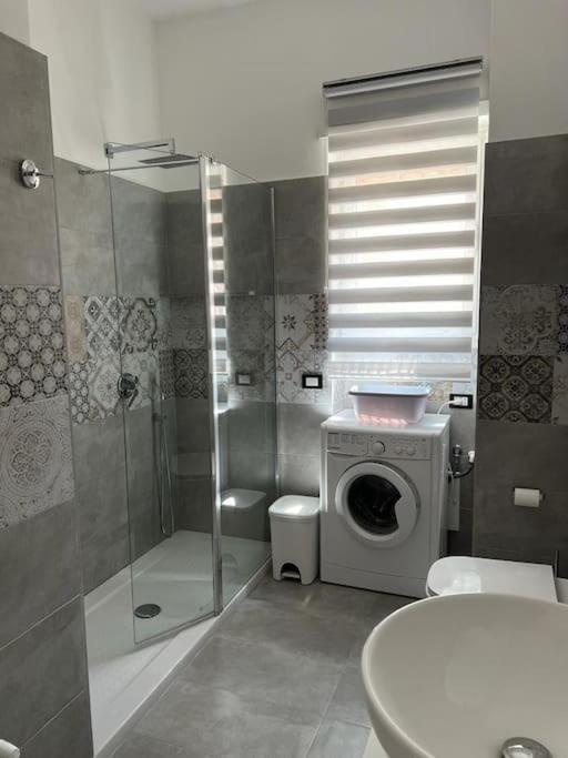 3 Fermate Dal Colosseo - Casa Vacanze Elena - 50 M Da Metro Garbatella โรม ภายนอก รูปภาพ